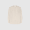FRAU Madrid LS Shirt i farven Tapioca – langærmet skjorte i økologisk bomuld med kinakrave, halv stolpelukning og afrundet fald. En tidløs og feminin style, der fungerer hele året.
