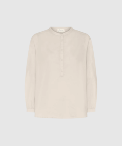 FRAU Madrid LS Shirt i farven Tapioca – langærmet skjorte i økologisk bomuld med kinakrave, halv stolpelukning og afrundet fald. En tidløs og feminin style, der fungerer hele året.