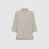 FRAU Seoul Short Shirt i farven Chateau Gray er en onesize kortærmet skjorte i 100% økologisk bomuld. Med kinakrave, gennemknappet front og et luftigt oversized fit er den perfekt til både hverdag og afslappede looks. Find den hos Merci Give.