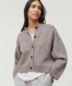 Cobe cardigan fra Aiayu, model billed