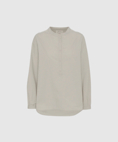 FRAU Madrid LS Shirt i farven Chateau Gray. Langærmet skjorte i 100% økologisk bomuld med kinakrave, stolpelukning og rundet fald. Tidløs, elegant og perfekt året rundt.