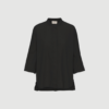 Seoul Short Shirt fra FRAU i sort er en løs skjorte i 100 % økologisk bomuld med kinakrave, 2/4 ærmer og længere bagstykke. En enkel og alsidig skjorte, der passer perfekt til både hverdag og afslappet styling.