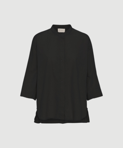 Seoul Short Shirt fra FRAU i sort er en løs skjorte i 100 % økologisk bomuld med kinakrave, 2/4 ærmer og længere bagstykke. En enkel og alsidig skjorte, der passer perfekt til både hverdag og afslappet styling.