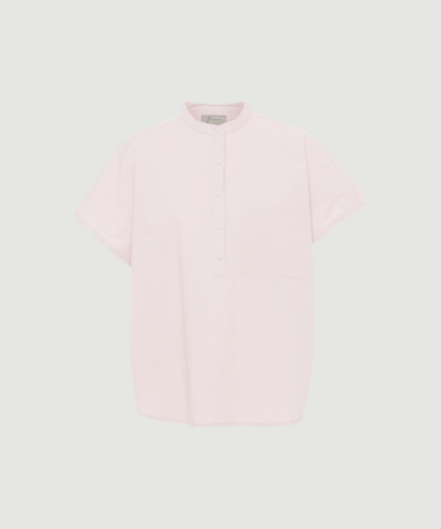 Colombo SS Top fra FRAU i Soft Pink er en let og feminin top i 100 % økologisk bomuld. Toppen har kort ærme og afslappet pasform, hvilket gør den perfekt til både sommer og casual hverdagslook.