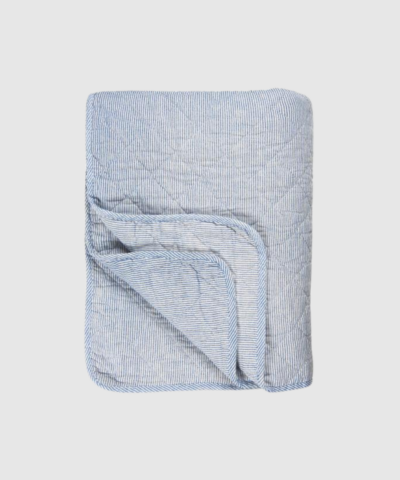 Opdag den klassiske quilt med hvide og blå mælkedrengestriber fra Ib Laursen – et smukt og hyggeligt tæppe i blød bomuld med quiltet struktur. Den tidløse kombination af blå og hvid giver et rent, nordisk look, som passer perfekt i stuen, soveværelset eller sommerhuset. Brug den som plaid, sengetæppe, picnic‑tæppe eller som ekstra hygge på terrassen.