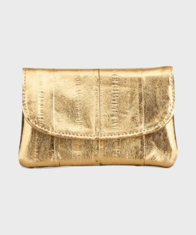 Guldfarvet åleskindspung fra Beck Söndergaard, kompakt og elegant design i 100% eelskin, måler 11,5 x 7,5 cm.