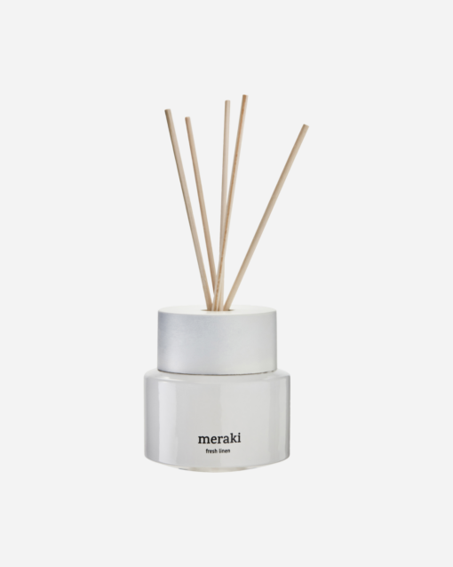 Meraki - Diffuser fresh linen Skab en indbydende og frisk atmosfære i dit hjem med duften af nyvasket sengetøj. Denne luksuriøse diffuser kombinerer de livlige topnoter af citron og appelsin med et blomstrende hjerte af jasmin og rosmarin, og afsluttes med en varm base af musk og vetiver. Perfekt til at forvandle dit hjem til et afslappende fristed. Frisk og ren linnedduft. Passer perfekt sammen med Duftlyset også fra Meraki. Topnoter: Citron, appelsin Hjerte: Jasmin, rosmarin Base: Musk, vetiver Forvandl dit hjem til et duftende paradis. Bestil din elegante diffuser i dag og oplev en fornyet atmosfære!