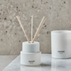 Meraki - Diffuser fresh linen Skab en indbydende og frisk atmosfære i dit hjem med duften af nyvasket sengetøj. Denne luksuriøse diffuser kombinerer de livlige topnoter af citron og appelsin med et blomstrende hjerte af jasmin og rosmarin, og afsluttes med en varm base af musk og vetiver. Perfekt til at forvandle dit hjem til et afslappende fristed. Frisk og ren linnedduft. Passer perfekt sammen med Duftlyset også fra Meraki. Topnoter: Citron, appelsin Hjerte: Jasmin, rosmarin Base: Musk, vetiver Forvandl dit hjem til et duftende paradis. Bestil din elegante diffuser i dag og oplev en fornyet atmosfære!