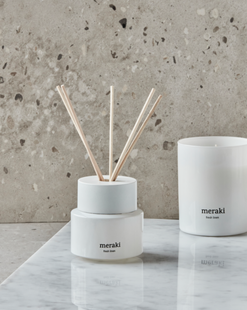 Meraki - Diffuser fresh linen Skab en indbydende og frisk atmosfære i dit hjem med duften af nyvasket sengetøj. Denne luksuriøse diffuser kombinerer de livlige topnoter af citron og appelsin med et blomstrende hjerte af jasmin og rosmarin, og afsluttes med en varm base af musk og vetiver. Perfekt til at forvandle dit hjem til et afslappende fristed. Frisk og ren linnedduft. Passer perfekt sammen med Duftlyset også fra Meraki. Topnoter: Citron, appelsin Hjerte: Jasmin, rosmarin Base: Musk, vetiver Forvandl dit hjem til et duftende paradis. Bestil din elegante diffuser i dag og oplev en fornyet atmosfære!