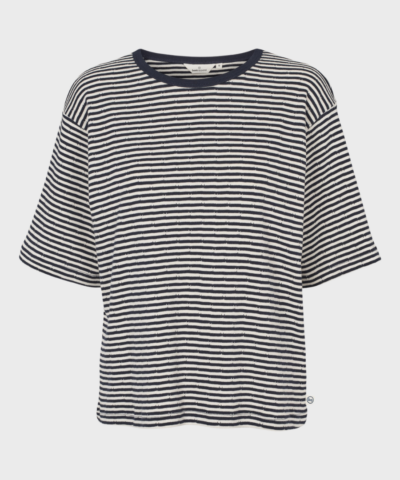 Opdag Basic Apparel - Silma SS Tee perfekte kombination af stil og komfort med vores stribede t-shirt i farverne navy/ birch