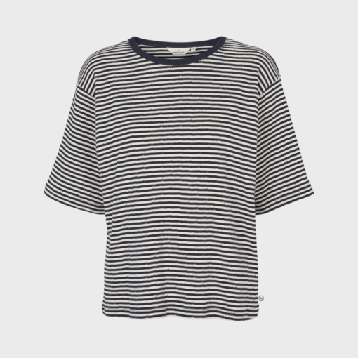 Opdag Basic Apparel - Silma SS Tee perfekte kombination af stil og komfort med vores stribede t-shirt i farverne navy/ birch