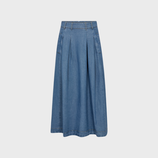 Elegant og feminin lang nederdel i blød denimkvalitet Opdag den smukke Anya Denim Pleat Skirt fra Co' Couture – en lang og feminin nederdel i den blødeste chambray-kvalitet fremstillet af 100% Lyocell. Designet har en flatterende pasform med bæltestropper i taljen og en diskret lynlåslukning bagpå. De fine draperinger tilfører et elegant touch, mens de praktiske sidelommer giver et afslappet og funktionelt udtryk. Denne alsidige nederdel kan styles på utallige måder – kombiner den med en stillet til en festlig lejlighed eller med et par chunky støvler for et trendy hverdagslook. Størrelsesguide: Modellen har en normal pasform. Hvis du ligger mellem to størrelser, anbefaler vi at vælge den største. Materiale: 100% Lyocell Farve: 555 Denim Blue Vaskeanvisning: Skånevask ved 30 grader Stylenummer: 34181 Få en tidløs klassiker i din garderobe, der både er komfortabel og stilfuld!