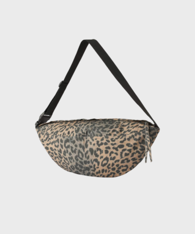 Transportér dine hverdags essentials med stil i denne rummelige crossbody taske Denne Rabens Saloner - Leopard print cross body