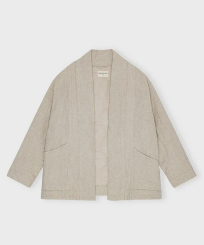 Moshi Moshi Mind - Touch Jacket Linen er en Blød og quiltet kort jakke i kimono-snit med sidelommer. Bemærk det dekorative mønster i quiltningen.