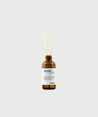 Opdag den velduftende Meraki duftfrisker Nordic Pine – en elegant diffuser med 7 pinde, der spreder en mild og frisk duft af nordisk fyrretræ. Perfekt til hjemmet eller erhvervslokaler. Skab hygge og velvære med skandinavisk design og naturlige aromaer.