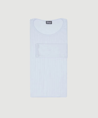 101 Solid Colour Light Blue fra Mads Nørgaard er en klassisk langærmet T-shirt, der forener dansk designhistorie med moderne enkelhed. Den ikoniske #101 bluse fra Nørgaard på Strøget har været en fast del af garderoben siden 1967 og er kendt for sin ribbede struktur, høje kvalitet og tidløse pasform. Light Blue er en frisk og alsidig farve, som nemt kan styles både alene og under andre lag – perfekt som basis i en minimalistisk garderobe