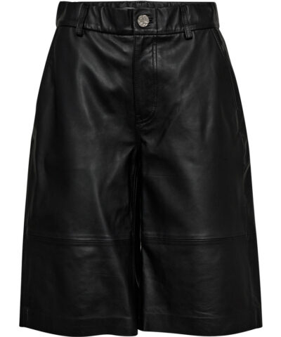 Sorte læder bermudashorts fra Haute L’Amitié – klassisk knælængde og elegant snit.