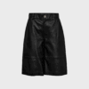 Sorte læder bermudashorts fra Haute L’Amitié – klassisk knælængde og elegant snit.