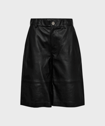 Sorte læder bermudashorts fra Haute L’Amitié – klassisk knælængde og elegant snit.