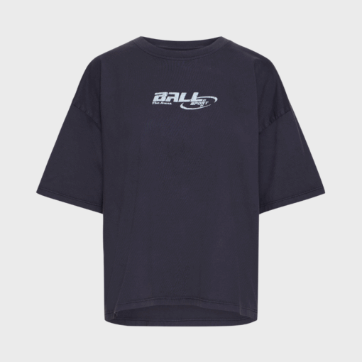 BALL oversize T-shirt i navy med sporty logo og albuelange ærmer – fremstillet i økologisk bomuld.