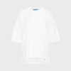 Hvid BALL oversize T-shirt med rødt logo på ærmet og albuelange ærmer – fremstillet i økologisk bomuld.