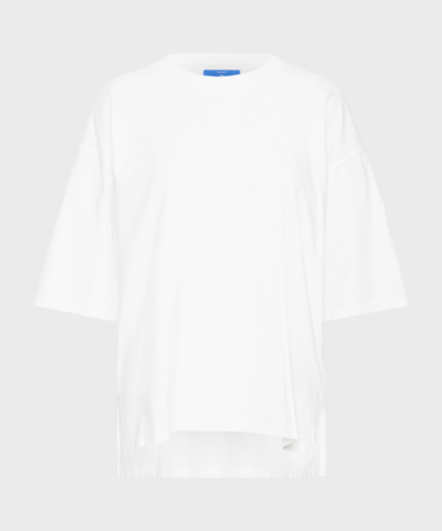 Hvid BALL oversize T-shirt med rødt logo på ærmet og albuelange ærmer – fremstillet i økologisk bomuld.