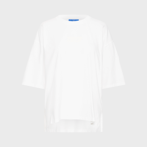 Hvid BALL oversize T-shirt med rødt logo på ærmet og albuelange ærmer – fremstillet i økologisk bomuld.