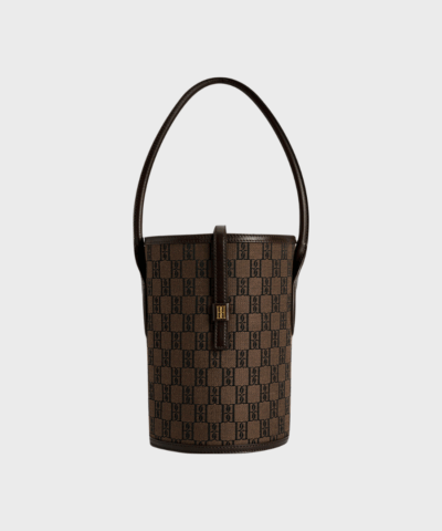 Marylle Bucket Bag fra By Malene Birger i brun monogram med løkkelukning, skulderrem og indvendig lomme – lavet i genanvendt bomuld og polyester.