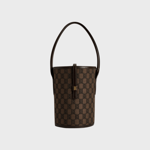 Marylle Bucket Bag fra By Malene Birger i brun monogram med løkkelukning, skulderrem og indvendig lomme – lavet i genanvendt bomuld og polyester.