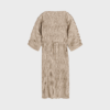 By Malene Birger Tralaido maxikjole i plisseret genanvendt polyester med bådudskæring, brede ærmer og ankellang pasform i farven Cobblestone.