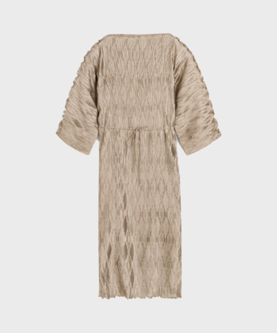 By Malene Birger Tralaido maxikjole i plisseret genanvendt polyester med bådudskæring, brede ærmer og ankellang pasform i farven Cobblestone.