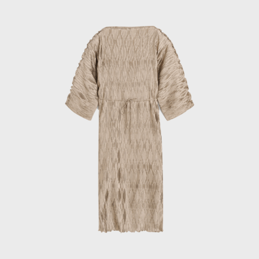 By Malene Birger Tralaido maxikjole i plisseret genanvendt polyester med bådudskæring, brede ærmer og ankellang pasform i farven Cobblestone.