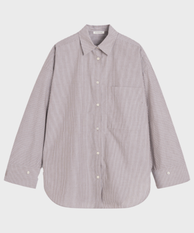 Oversize skjorte i økologisk bomuld med skjortekrave, knaplukning og brystlomme – Derris Shirt fra By Malene Birger.