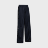 Navy trackpants fra Haute L’Amitié med afslappet pasform og logo tape langs benene – sporty og moderne bukser i 100% polyester.