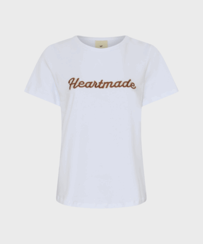 Hvid kortærmet t-shirt fra Heartmade med rund hals og broderet “Heartmade” logo i kontrastfarve, almindelig pasform.