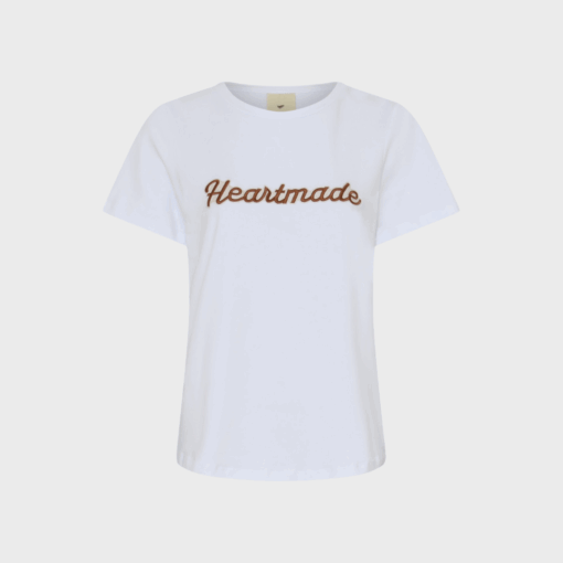 Hvid kortærmet t-shirt fra Heartmade med rund hals og broderet “Heartmade” logo i kontrastfarve, almindelig pasform.