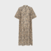 Lang, løs kjole med blomsterprint fra Heartmade – HMVesan Dress med læg ved skuldre og brede ærmer i let og luftig kvalitet.