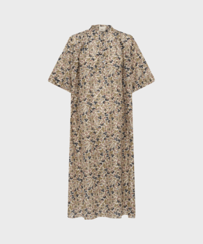Lang, løs kjole med blomsterprint fra Heartmade – HMVesan Dress med læg ved skuldre og brede ærmer i let og luftig kvalitet.