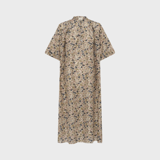 Lang, løs kjole med blomsterprint fra Heartmade – HMVesan Dress med læg ved skuldre og brede ærmer i let og luftig kvalitet.