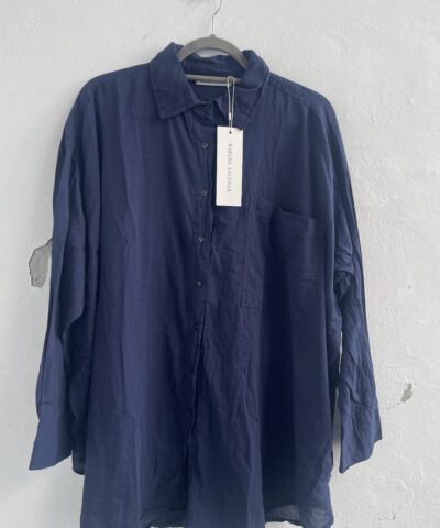 Herreinspireret oversize skjorte i 100% bomuld med klassisk krave, knaplukning, brystlomme og lange ærmer, i let og luftigt materiale.