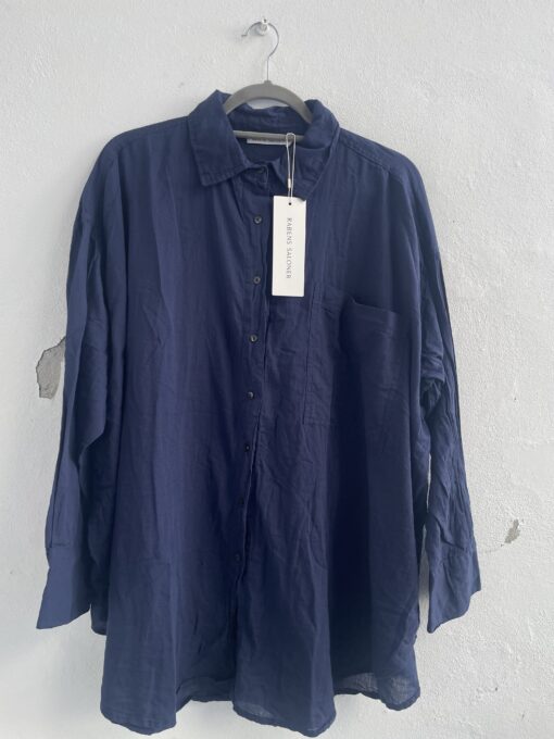 Herreinspireret oversize skjorte i 100% bomuld med klassisk krave, knaplukning, brystlomme og lange ærmer, i let og luftigt materiale.