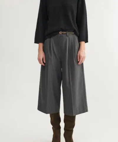 Marjo Shorts i D. Grey Melange – shorts med læg og brede ben