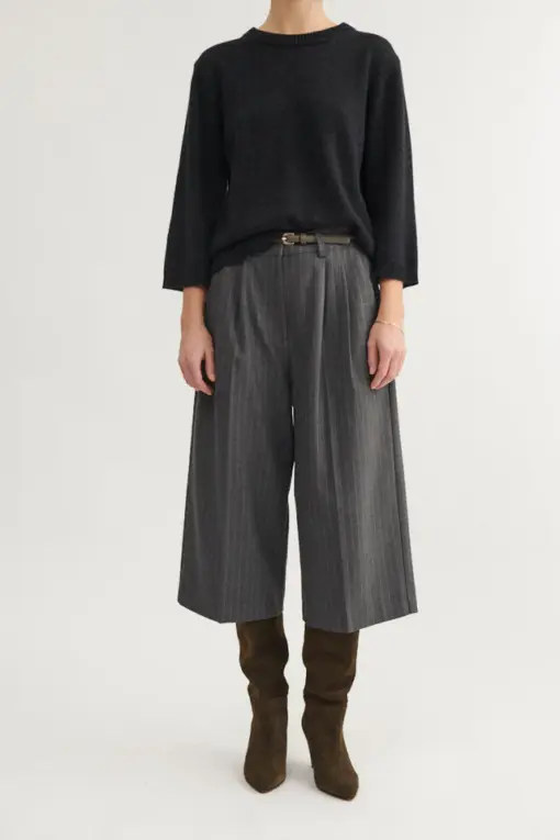 Marjo Shorts i D. Grey Melange – shorts med læg og brede ben