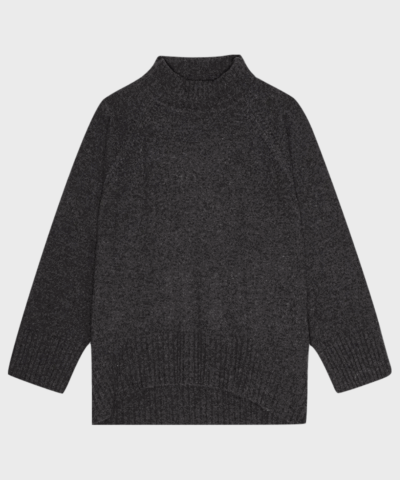 Mørkegrå merinouldsweater med høj hals, brede ribkanter og afrundet bundsøm – lavet i 100% certificeret merinould.