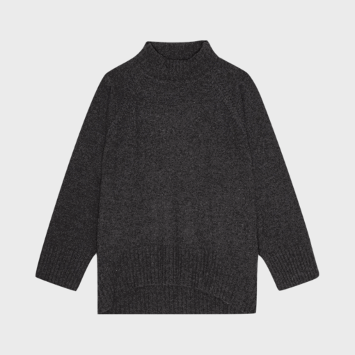 Mørkegrå merinouldsweater med høj hals, brede ribkanter og afrundet bundsøm – lavet i 100% certificeret merinould.