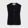 Mørk navy uldvest med rund hals og knapper – CAS TEDDY fra Rue de Tokyo, bæres over grå strik af model på 175 cm.
