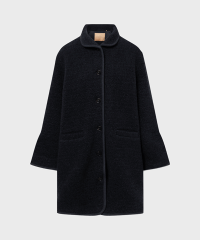 CEDAR TEDDY jakke fra Rue de Tokyo i mørk navy med oversized pasform, hornknapper, paspolerede lommer og fuldt foer.