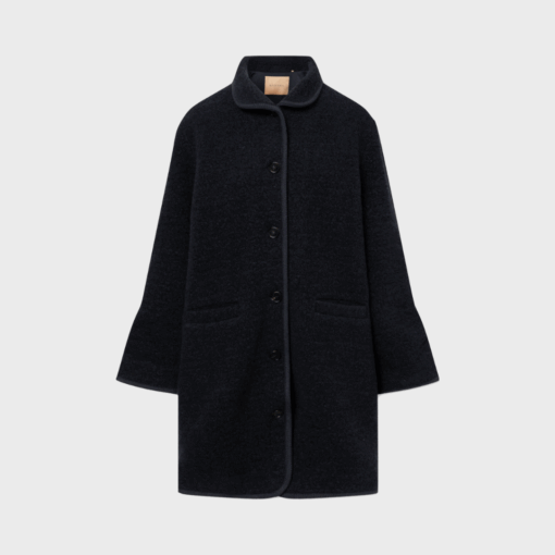 CEDAR TEDDY jakke fra Rue de Tokyo i mørk navy med oversized pasform, hornknapper, paspolerede lommer og fuldt foer.