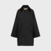 CIMANA RECYCLED HEAVY TRENCH fra Rue de Tokyo i sort med fløjlskrave, lynlås og klaplommer – fremstillet i genanvendte materialer.