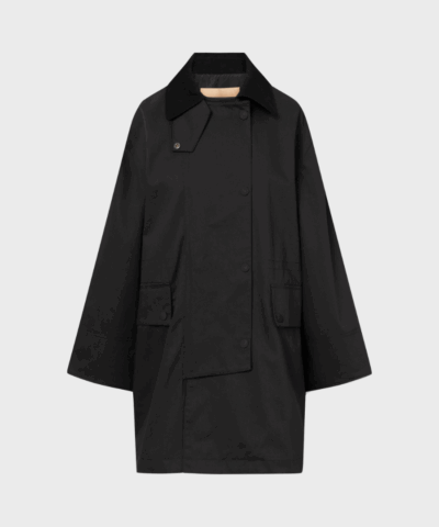 CIMANA RECYCLED HEAVY TRENCH fra Rue de Tokyo i sort med fløjlskrave, lynlås og klaplommer – fremstillet i genanvendte materialer.